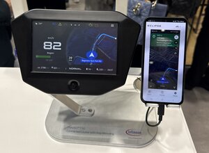 Abb. 1: Eine mögliche Implementierung mit TRAVEO™ T2G Graphics zeigt auf der linken Seite die „Tachoanzeige“ mit Geschwindigkeit und virtuellen Signal- bzw. Kontrollsymbolen sowie die von einem Smartphone eingeblendete Navigation. Rechts ist das Smartphone mit Funkverbindung zur Anzeigeeinheit zu sehen (Quelle: Infineon)