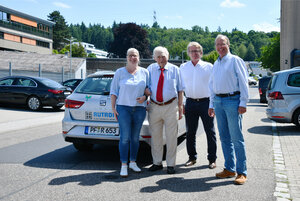 Rutronik hands over fleet vehicle to Diakoniestation Ispringen The fleet vehicle handed over by Rutronik is ready for Diakonie trips. The Ispringen social welfare station, Diakoniestation Ispringen, is delighted with the new vehicle. Helmut Rudel and Thomas Rudel handed the keys over to Dr. Matthias Schlüter and Andrea Haas. From left to right: Andrea Haas (Diakoniestation Ispringen), Helmut Rudel, Thomas Rudel (both Rutronik), Dr Matthias Schlüter (Krankenpflegevereien Ispringen e. V.).