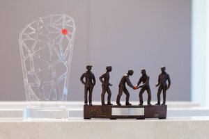 Image: Trophies of the Supply Chain Awards 2025. Source: HUSS Unternehmensgruppe Image: Trophies of the Supply Chain Awards 2025. Source: HUSS Unternehmensgruppe
